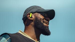 Auch LeBron James setzt bei sportlichen Aktivitäten auf die Powerbeats Pro 2 in der Nike-Edition.