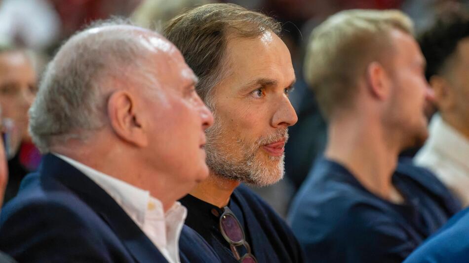 Uli Hoeness und Thomas Tuchel bei der Jahreshauptversammlung des FC Bayern im November 2023.