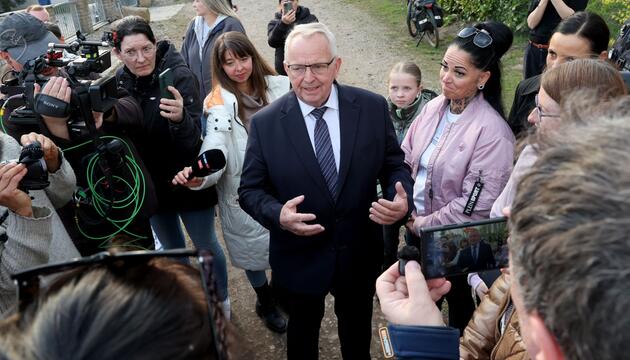 Buckelwal liegt in Wismarer Bucht