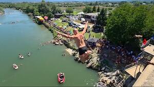 Sprung in die Tiefe: Mutige Sportler stürzen sich von 22-Meter-Brücke in Kosovo