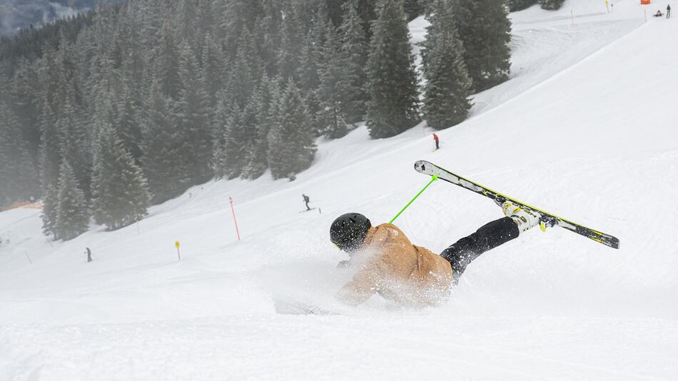 Skifahrer stürzt auf der Piste