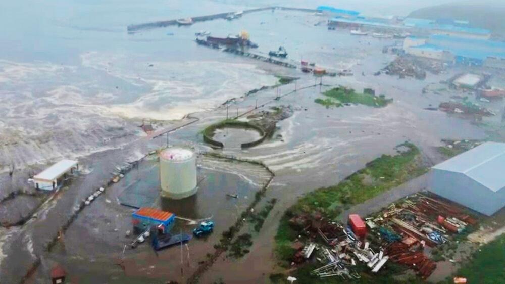 Folgen eines Tsunamis, der die Küstenregion von Sewero-Kurilsk getroffen hat