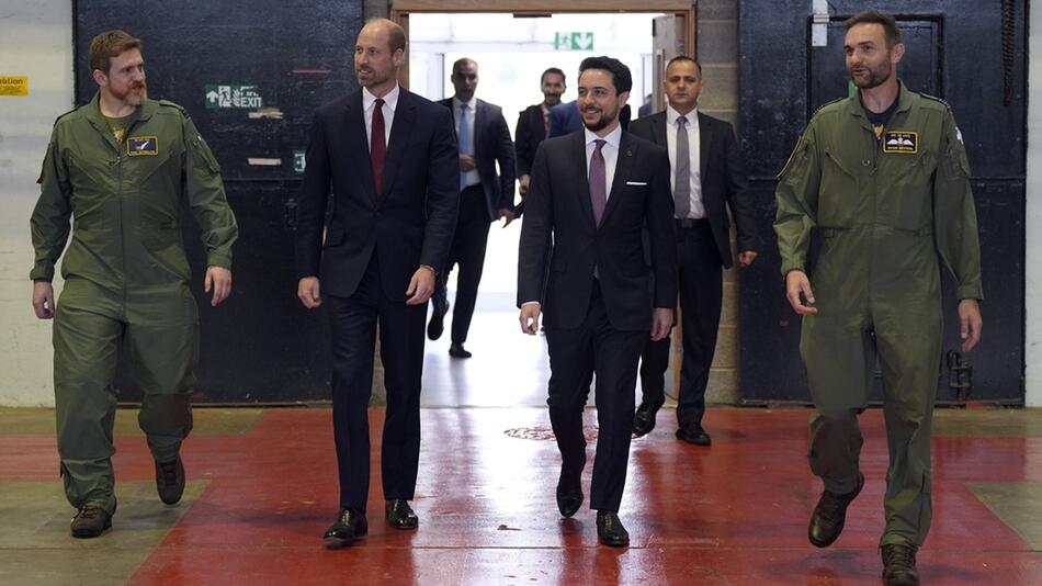 Prinz William und Kronprinz Hussein beim gemeinsamen Besuch der Royal Air Force.