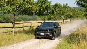 Der Jeep Avenger auf einem Schotterweg