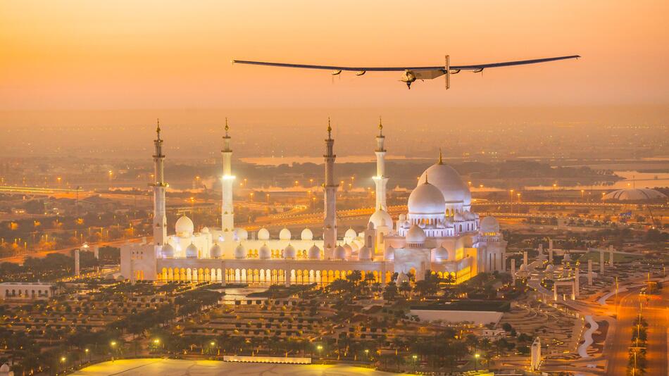 Die "Solar Impulse 2" überfliegt die Moschee Sheikh Zayed in Abu Dhabi