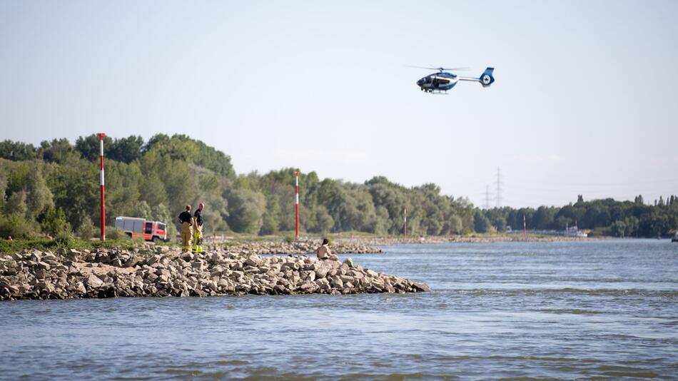 Ein Hubschrauber fliegt über dem Rhein