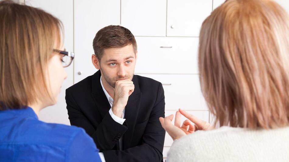 Junger Mann beim Mitarbeitergespräch