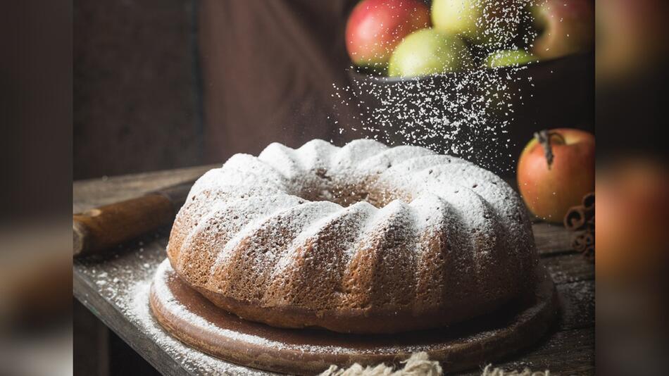 Ein Gugelhupf wird mit Apfel und Joghurt zum leckeren Frühlingsgebäck.