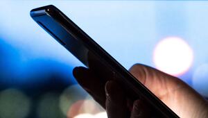 Frau hält ein Smartphone in der hand