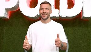Lukas Podolski regelt seine Geschäfte locker am Handy.