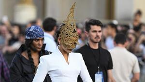 Zendaya präsentiert in Paris einen aussergewöhnlichen Kopfschmuck.