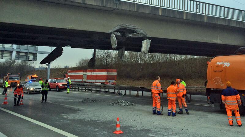 Beim Unfall wurde die Überführung beschädigt.