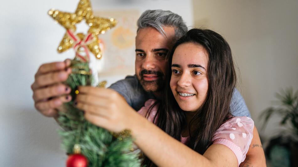 Weihnachtsbaum dekorieren