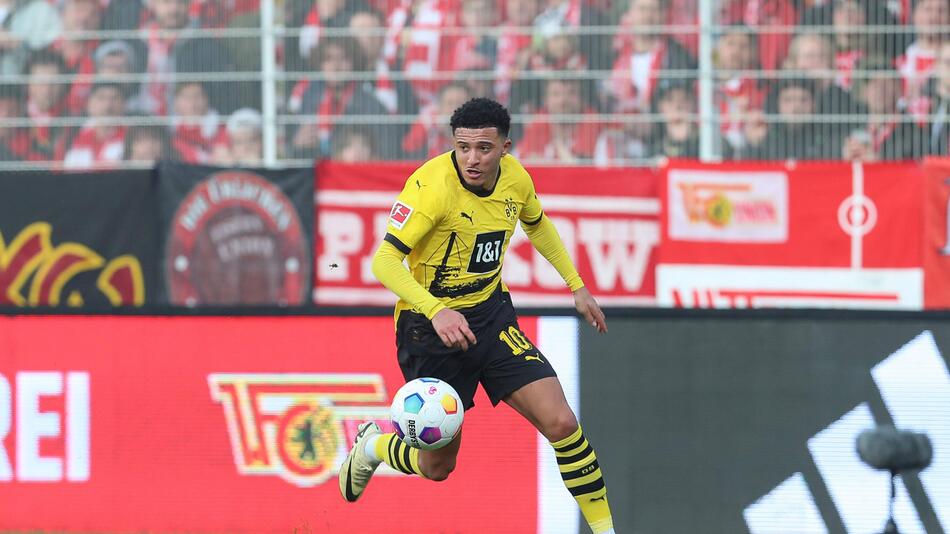 Jadon Sancho (BVB) treibt den Ball nach vorne