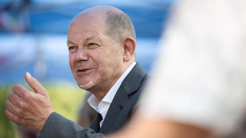 Bundeskanzler Scholz und NRW-Innenminister Reul besuchen IPCC