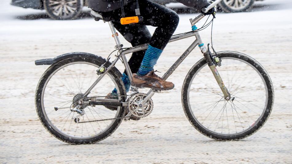 Radfahrer im Schneetreiben in Berlin