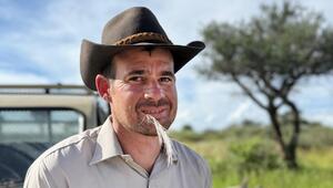 Namibia-Marco ist wenig wählerisch, was das Alter seiner Hofdamen betrifft.