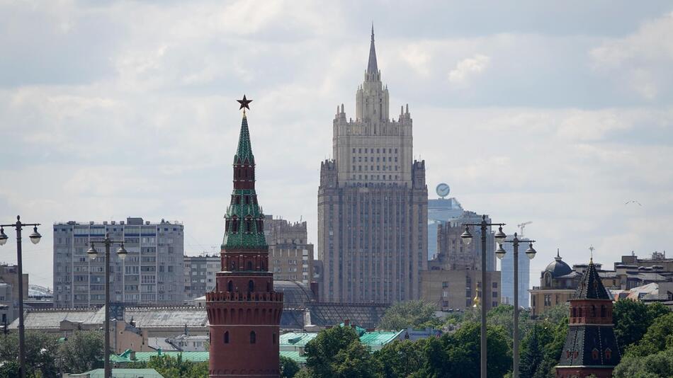 Moskau: Kremlturm und Aussenministerium