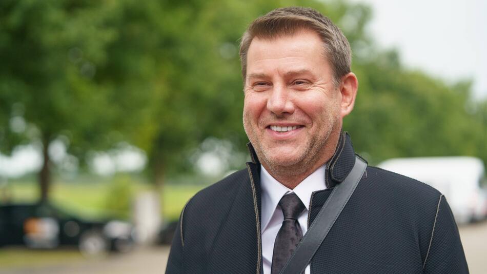 Jens Riewa nimmt eine Panne mit Humor.