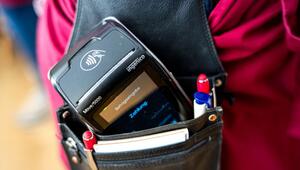 Das Kartenlesegerät eines Cafés