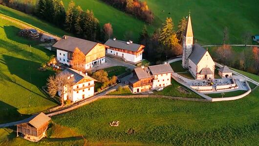 Südtiroler Ort stoppt Massentourismus mit Strassensperre