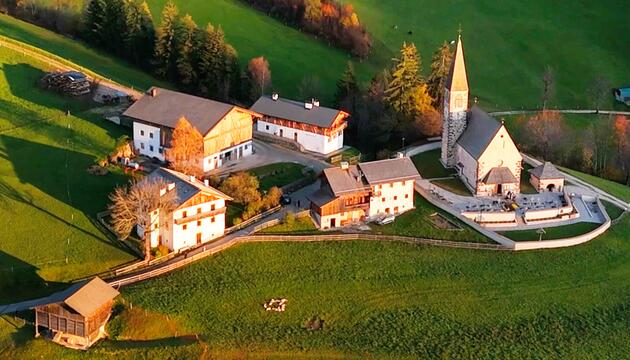 Südtiroler Ort stoppt Massentourismus mit Strassensperre