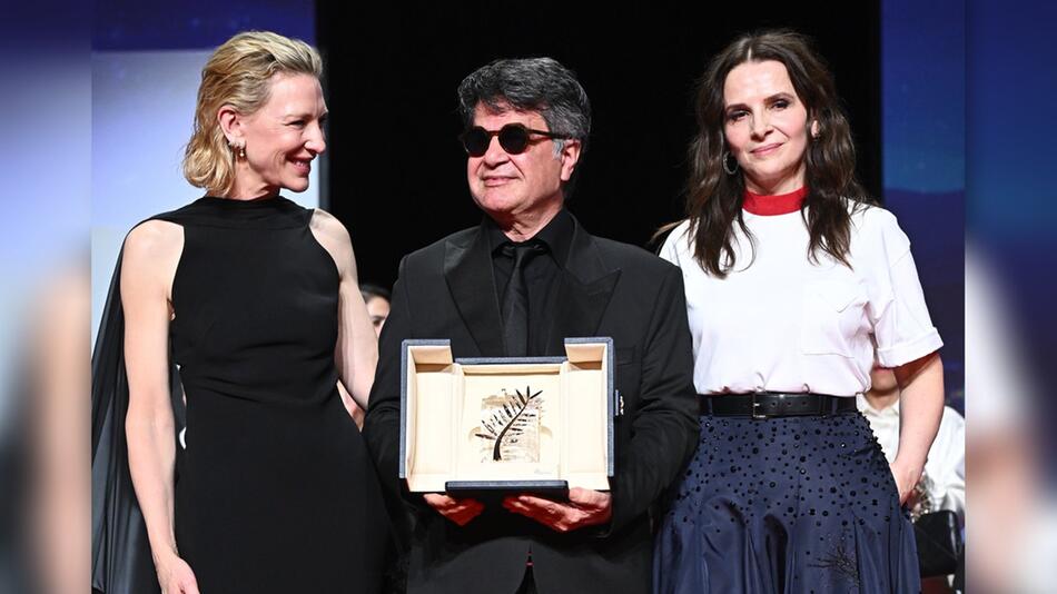 Cate Blanchett und Jurypräsidentin Juliette Binoche überreichten Jafar Panahi die Goldene Palme.