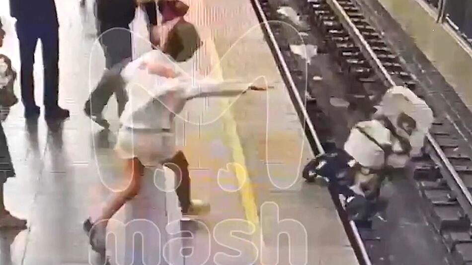 Frau in Panik: Kinderwagen stürzt auf U-Bahn-Gleise – dann Erleichterung