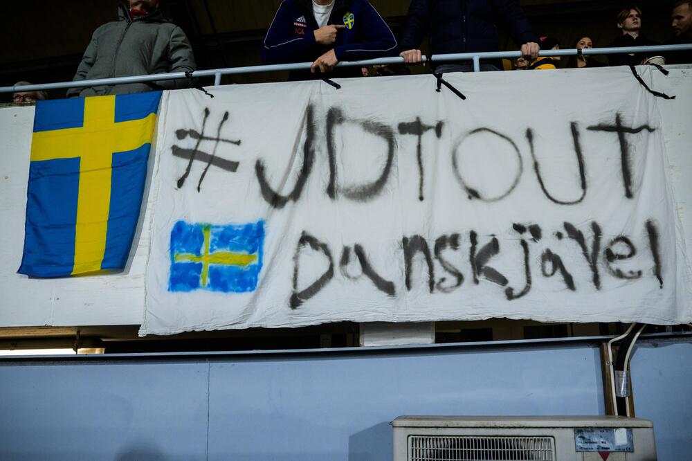Das geschmacklose Banner der schwedischen Fans