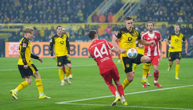 Nico Schlotterbeck kommt gegen den FC Bayern mit Gelb davon.