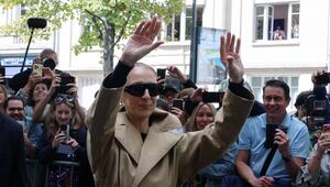 Céline Dion winkte in Paris der Menge vor dem Hotel zu.