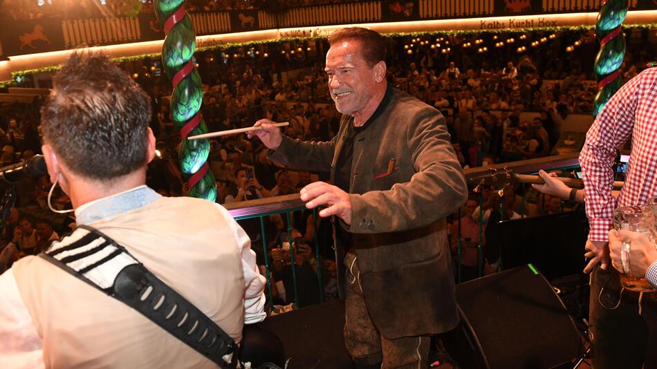 Terminator in Tracht Arnold Schwarzenegger feiert auf Oktoberfest GMX.CH