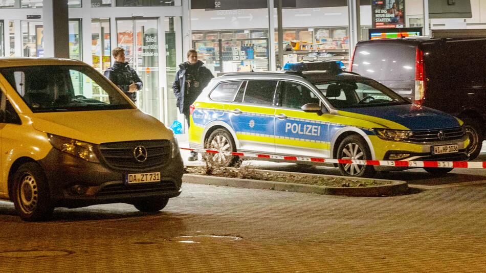 Polizei vor der Aldi-Filiale in Mörfelden