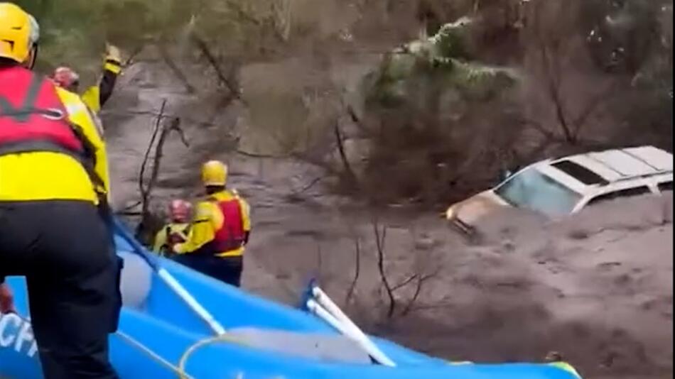 Spektakuläre Helikopter-Bergung aus reissendem Fluss