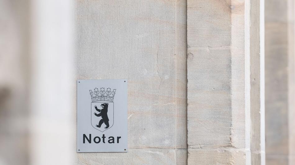 Ein Notarschild in Berlin