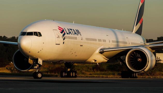 Flugzeug auf Rollfeld