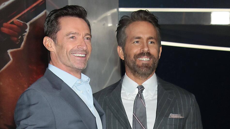 Hugh Jackman (l.) wurde von einem Überraschungsgast beehrt: Ryan Reynolds.