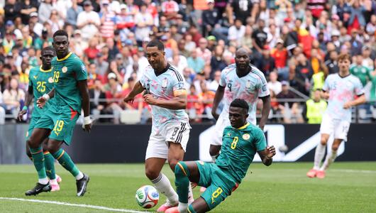 Youri Tielemans wird gefoult.