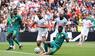 Youri Tielemans wird gefoult.