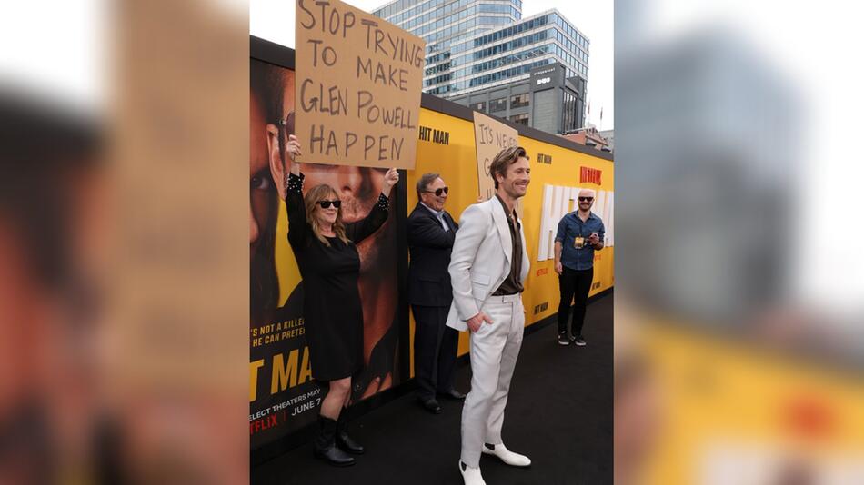 Hollywood-Shootingstar Glen Powell (vorne) mit seinen Eltern bei der "Hit Man"-Premiere.