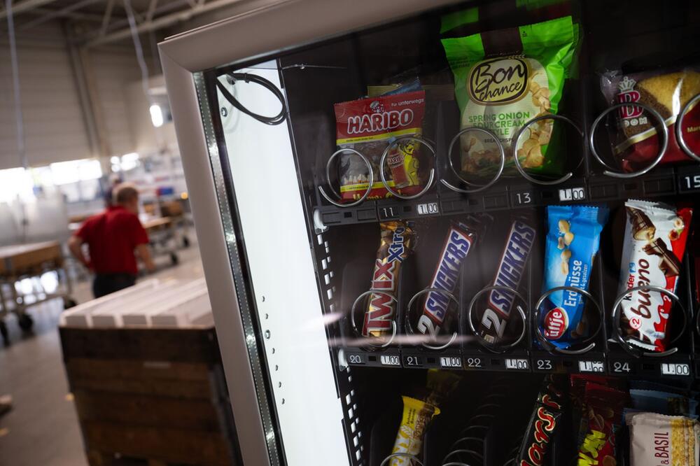 Snackautomat in einer Fabrikhalle