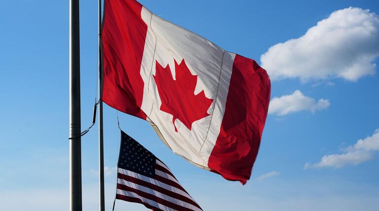 Flaggen von Kanada und den USA