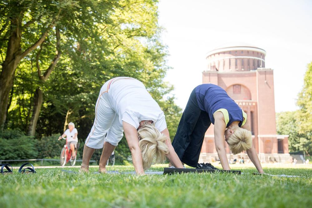 Zwei Frauen machen Yoga-Übungen