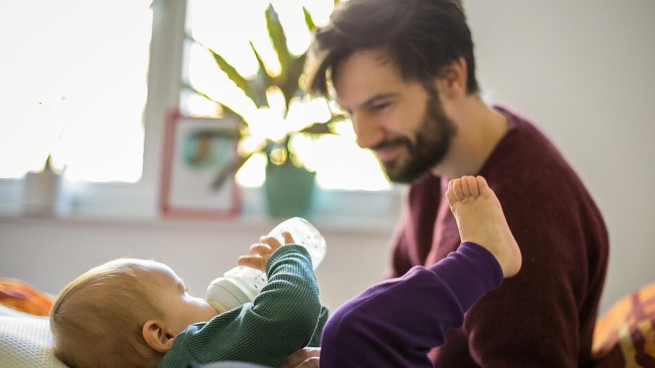 Ein Vater mit seinem Kleinkind