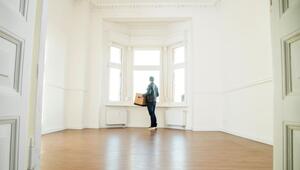 Mann mit Umzugskiste in einer Wohnung