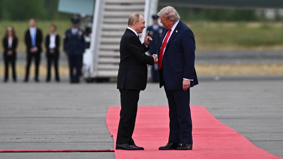US-Präsident Donald Trump (r.) begrüsst den russischen Präsidenten Wladimir Putin.