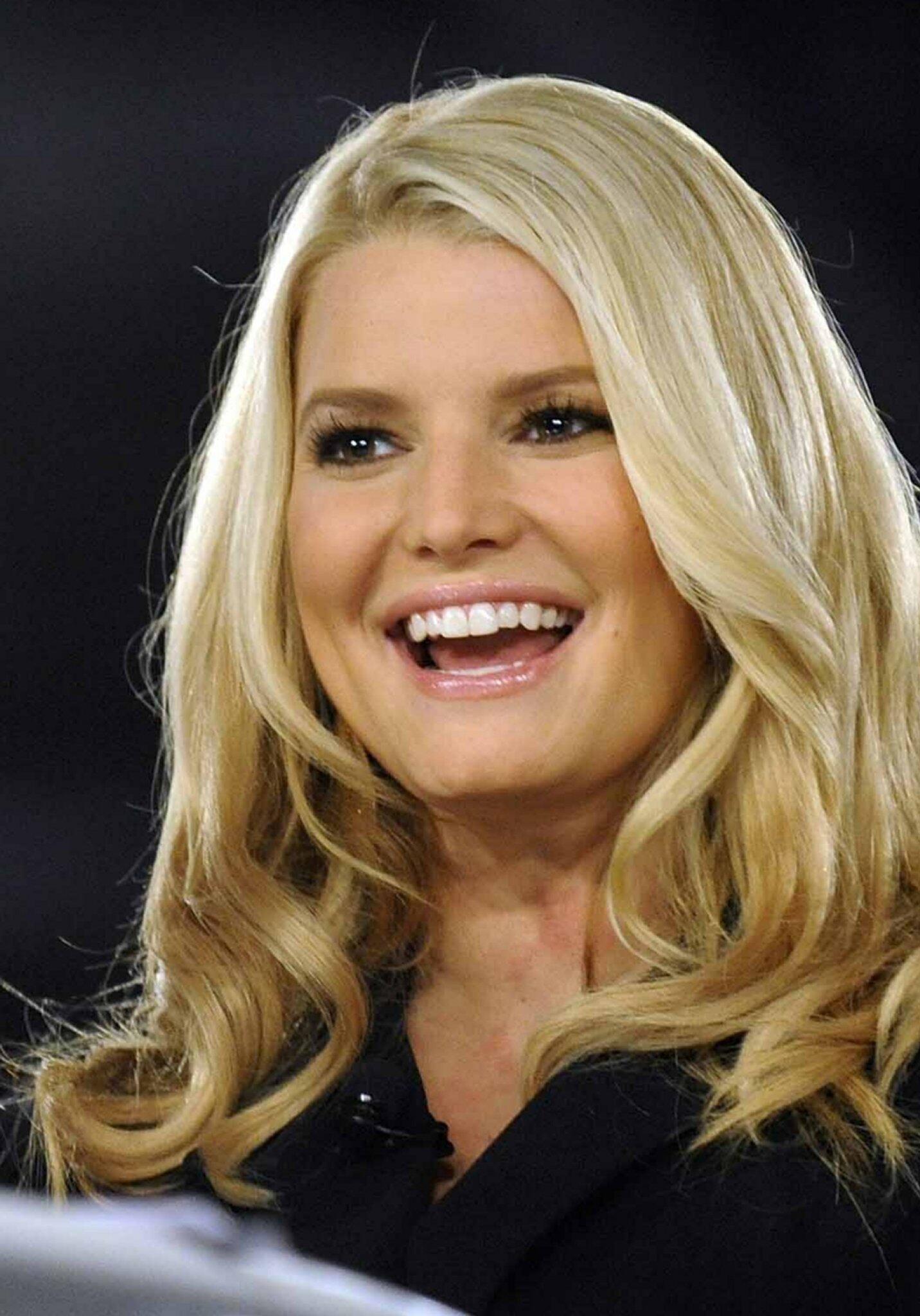 Schwangere Jessica Simpson Bittet Fans Um Tipps Für Geschwollene Füsse Gmxch 9497