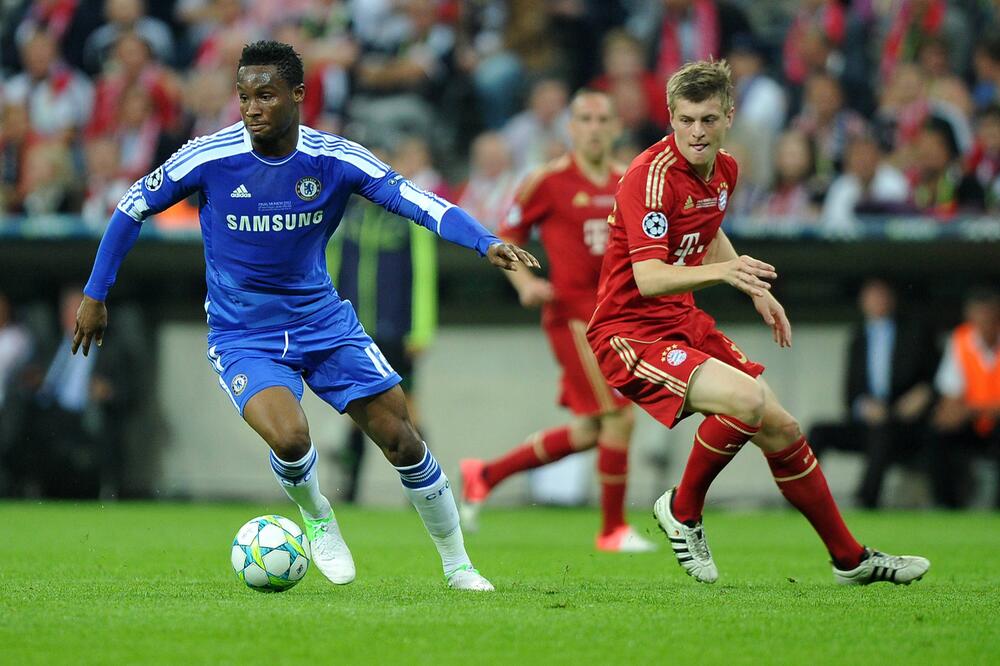 John Obi Mikel (links) dribbelt Bayerns Toni Kroos (rechts) beim Champions-League-Finale 2012 davon.