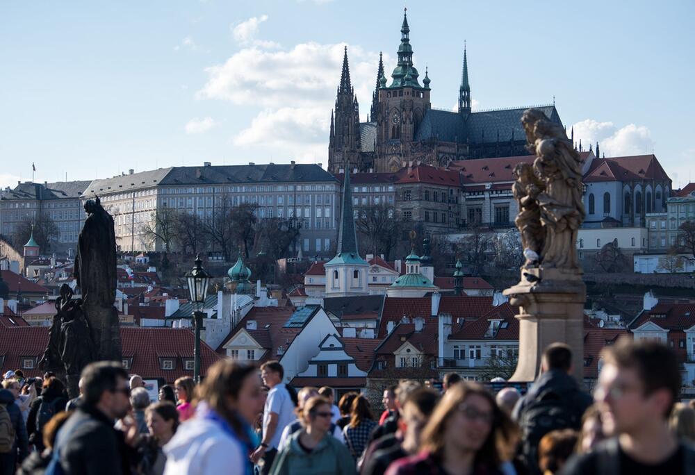 Touristen gehen über die Karlsbrücke