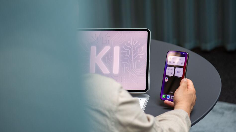 Ein Mann nutzt einen KI-Assistenten auf einem iPad und iPhone